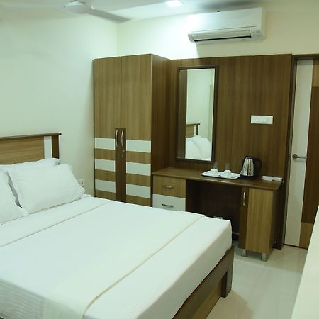 Santhoshpuri Hotel Coimbatore Buitenkant foto